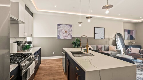 Luxury 3BD | Rooftop Deck | Sleeps 11 | Parking