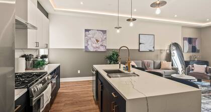 Luxury 3BD | Rooftop Deck | Sleeps 11 | Parking