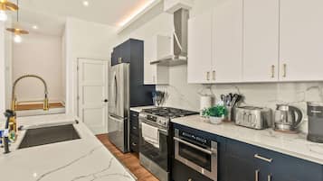 Fridge, microwave, stovetop, dishwasher