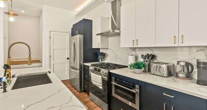 Luxury 3BD | Rooftop Deck | Sleeps 11 | Parking