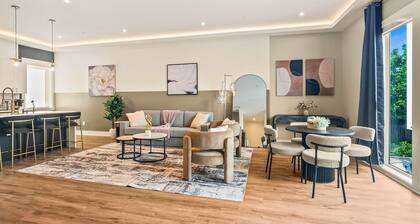 Luxury 3BD | Rooftop Deck | Sleeps 11 | Parking