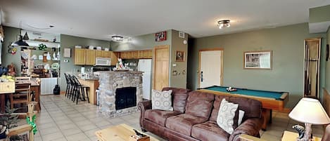 Condo (2 Bedrooms) | Front of property
