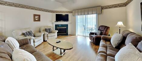 Condo (3 Bedrooms) | Front of property
