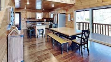 Studio (3 Bedrooms) | Property amenity