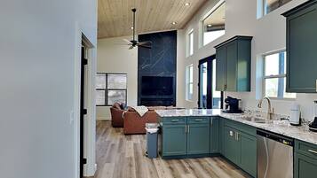 Studio (1 Bedroom) | Property amenity