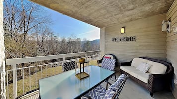 Condo (2 Bedrooms) | Front of property