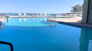 Condo (3 Bedrooms) | Property amenity