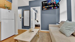 TV, offices - Modern Home | Sleeps 12 | Liberty Bell Philly (Philadelphia)