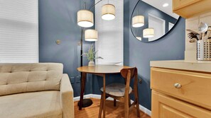 Interior - Cozy 2BR | Sleeps 12 | Steps to Rittenhouse Square (Philadelphia)