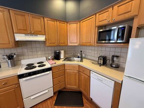 ثلاجة، ميكروويف، فرن، موقد طهي مسطح