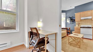 Coffee/tea maker, fridge, microwave, oven - Cozy 2BR | Sleeps 12 | Steps to Rittenhouse Square (Philadelphia)