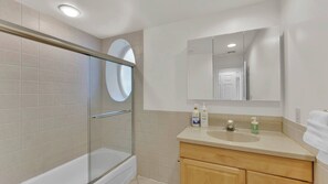 Shower, hair dryer, shampoo - Modern Home | Sleeps 12 | Liberty Bell Philly (Philadelphia)