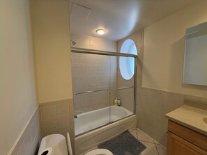 Shower, hair dryer - Stylish Home | Sleeps 12 | Liberty Bell Philly (Philadelphia)