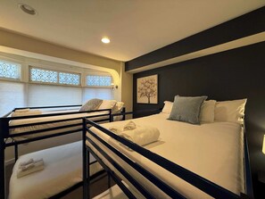 2 عدّة غرف نوم ومكواة/لوح كي وواي فاي وملاءات أسرّة