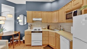 Fridge, microwave, oven, stovetop - Modern Home | Sleeps 12 | Liberty Bell Philly (Philadelphia)