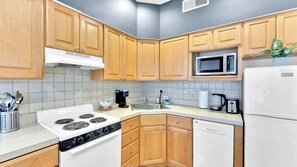 Coffee/tea maker, fridge, microwave, oven - Cozy 2BR | Sleeps 12 | Steps to Rittenhouse Square (Philadelphia)