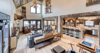 Winterhaven Estate by Avantstay Sleeps 19 Guests Mountain Compound w/ Views, Firepit, Hot Tub