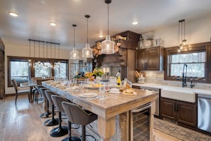 Interior - Winterhaven Estate by Avantstay Sleeps 19 Guests Mountain Compound w/ Views, Firepit, Hot Tub (Winter Park)
