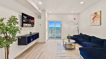 Een televisie en een kantoor