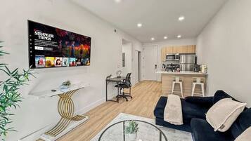 Een televisie en een kantoor