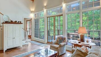 Smart TV, chimenea, reproductor de DVD y tenis de mesa