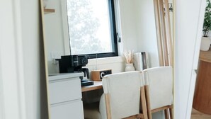Una cocina compacta y moderna con ventana, un lavabo y una encimera.