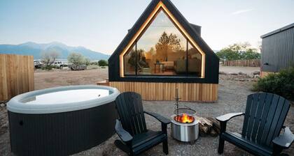 Luxurious, Riverside Chalet! Romantic Mountain Views