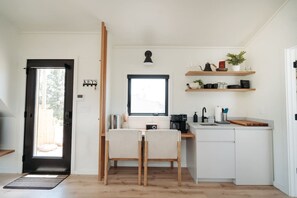 Parrilla de estufa, cafetera y tetera, tostadora y utensilios de cocina 