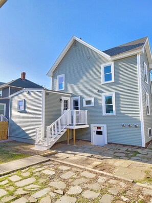 Exterior - G St Inn Unit 7 Cozy 2-bedroom apartment in charming Hampton with AC, WiFi (Hampton)