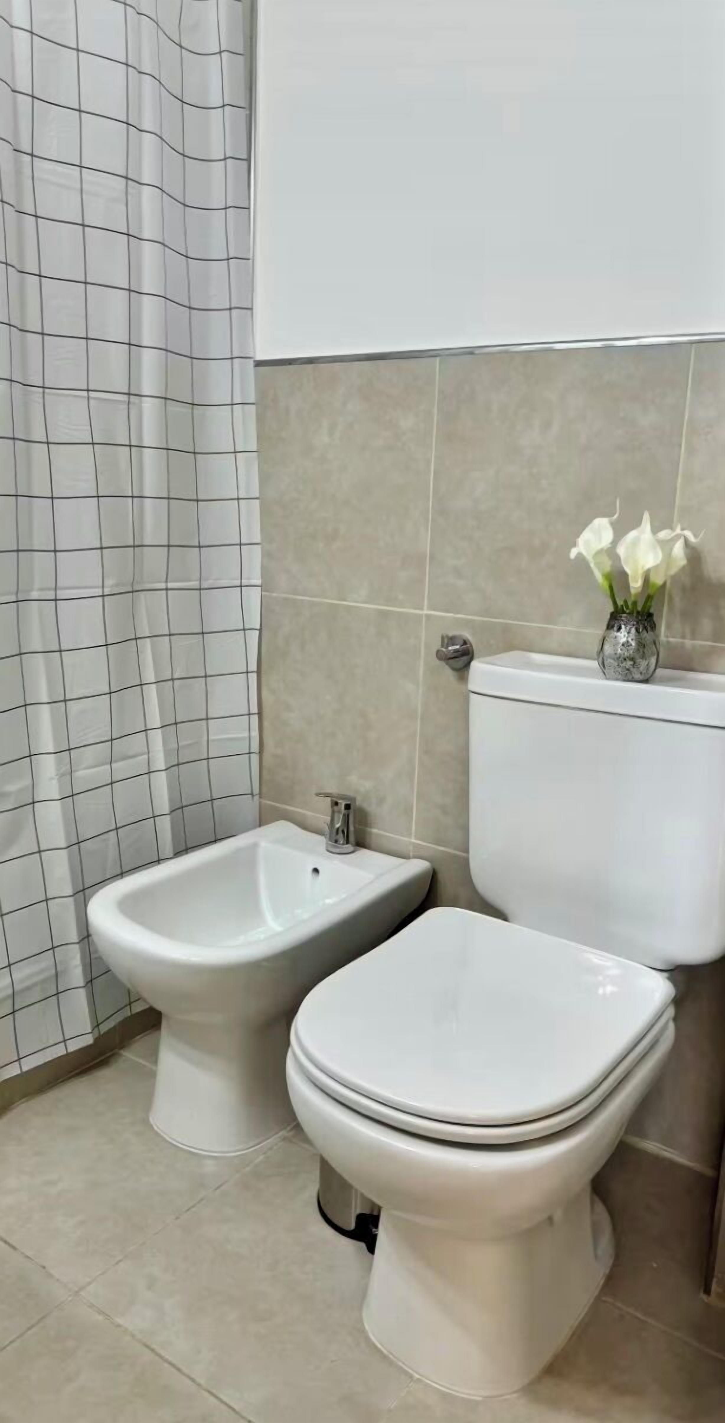 Apartamento conforto, sacada | Banheiro | Produtos de toalete grátis, sabonete, shampoo, papel higiênico