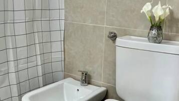 Apartamento conforto, sacada | Banheiro | Produtos de toalete grátis, sabonete, shampoo, papel higiênico