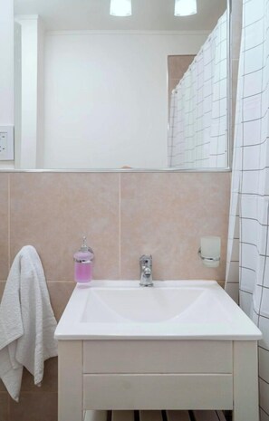 Comfort Apartment, Balcony | Bathroom | Free toiletries, soap, shampoo, toilet paper - Confort en Av Corrientes (Buenos Aires)