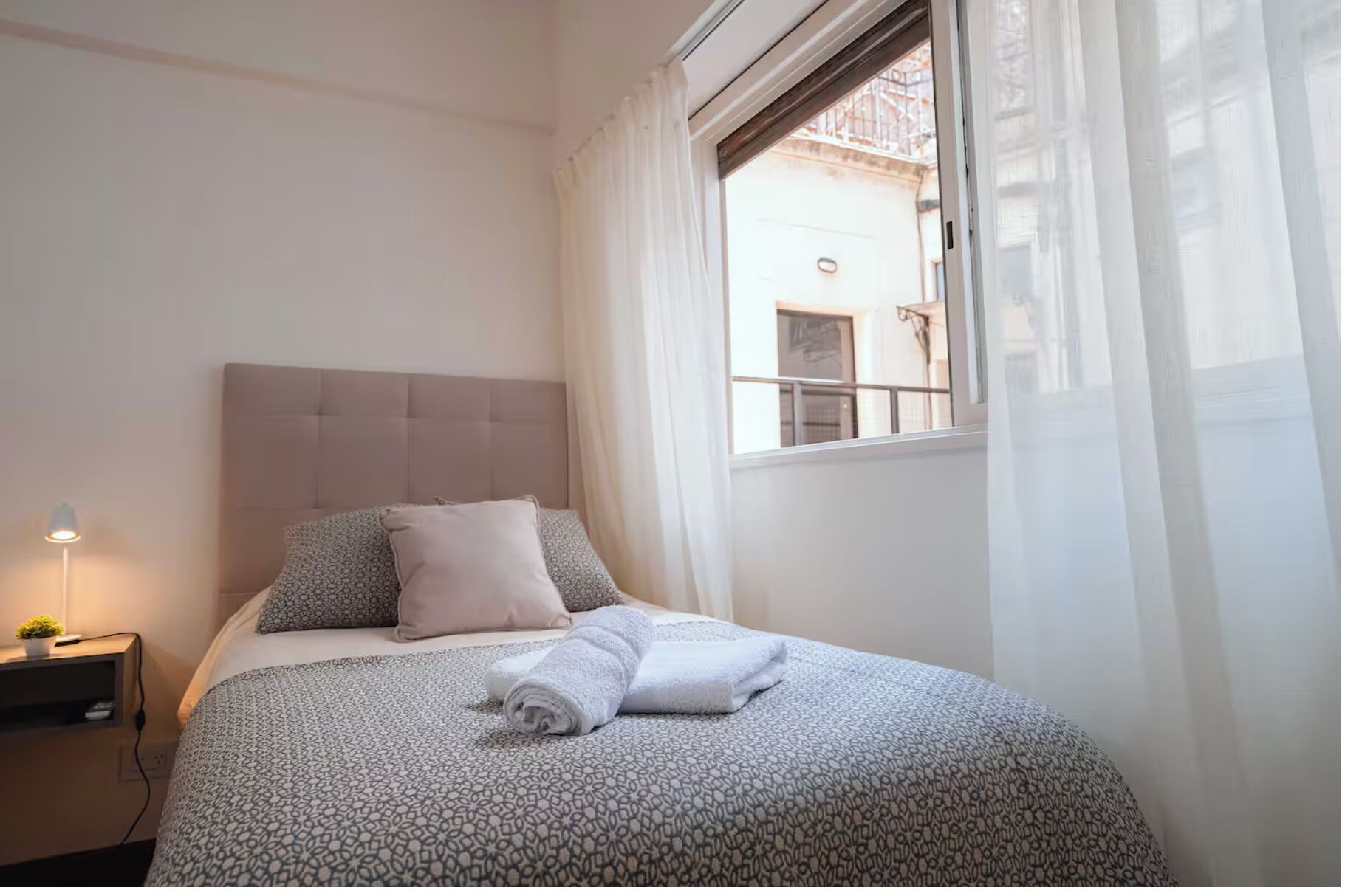 Apartamento conforto, sacada | 1 quarto, cofres nos quartos, espaço de trabalho para notebook