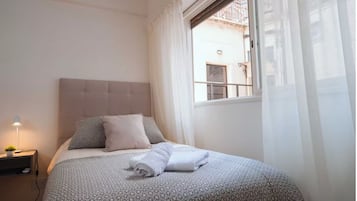 Apartamento conforto, sacada | 1 quarto, cofres nos quartos, espaço de trabalho para notebook
