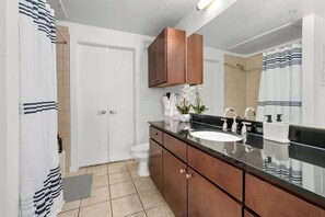 Sèche-cheveux, serviettes fournies, savon, shampoing