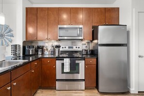 Réfrigérateur, four à micro-ondes, un four, surface de cuisson