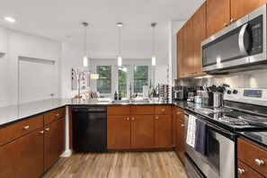 ثلاجة، ميكروويف، فرن، موقد طهي مسطح