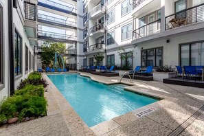 Una piscina al aire libre