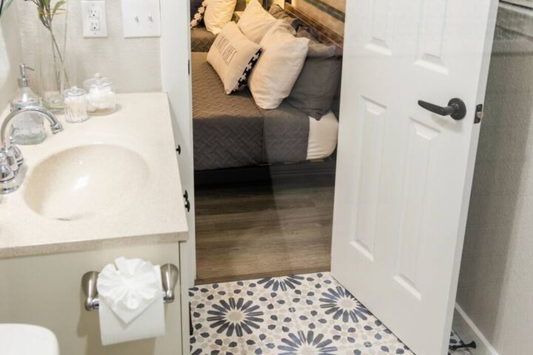 Une salle de bain avec un lavabo, des toilettes et un carrelage décoratif.
