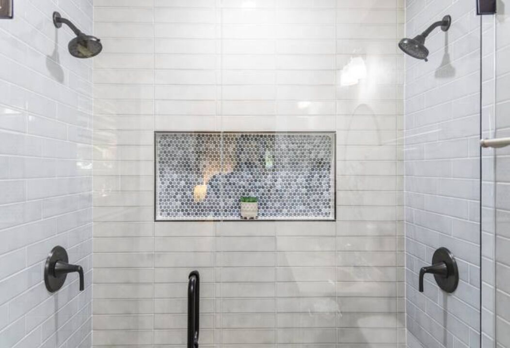 Huis, patio, uitzicht op binnenplaats | Badkamer met douche