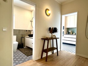 Douche, sèche-cheveux, serviettes fournies