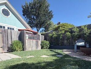 A backyard with a wooden fence, a pergola, and a large tree. - The Nest · Sun-Drenched Loft · Private · Walk to Everything (Los Alamos)