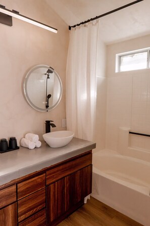 Sèche-cheveux, serviettes fournies, savon, papier toilette