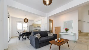 Ein modernes Wohnzimmer mit einer Couch, einem Couchtisch und einem Essbereich.