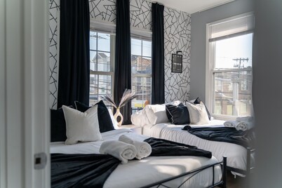 Stylish Secret: 1 FREE parking + walk to train, Sleep 8, ✨10% OFF 7 days