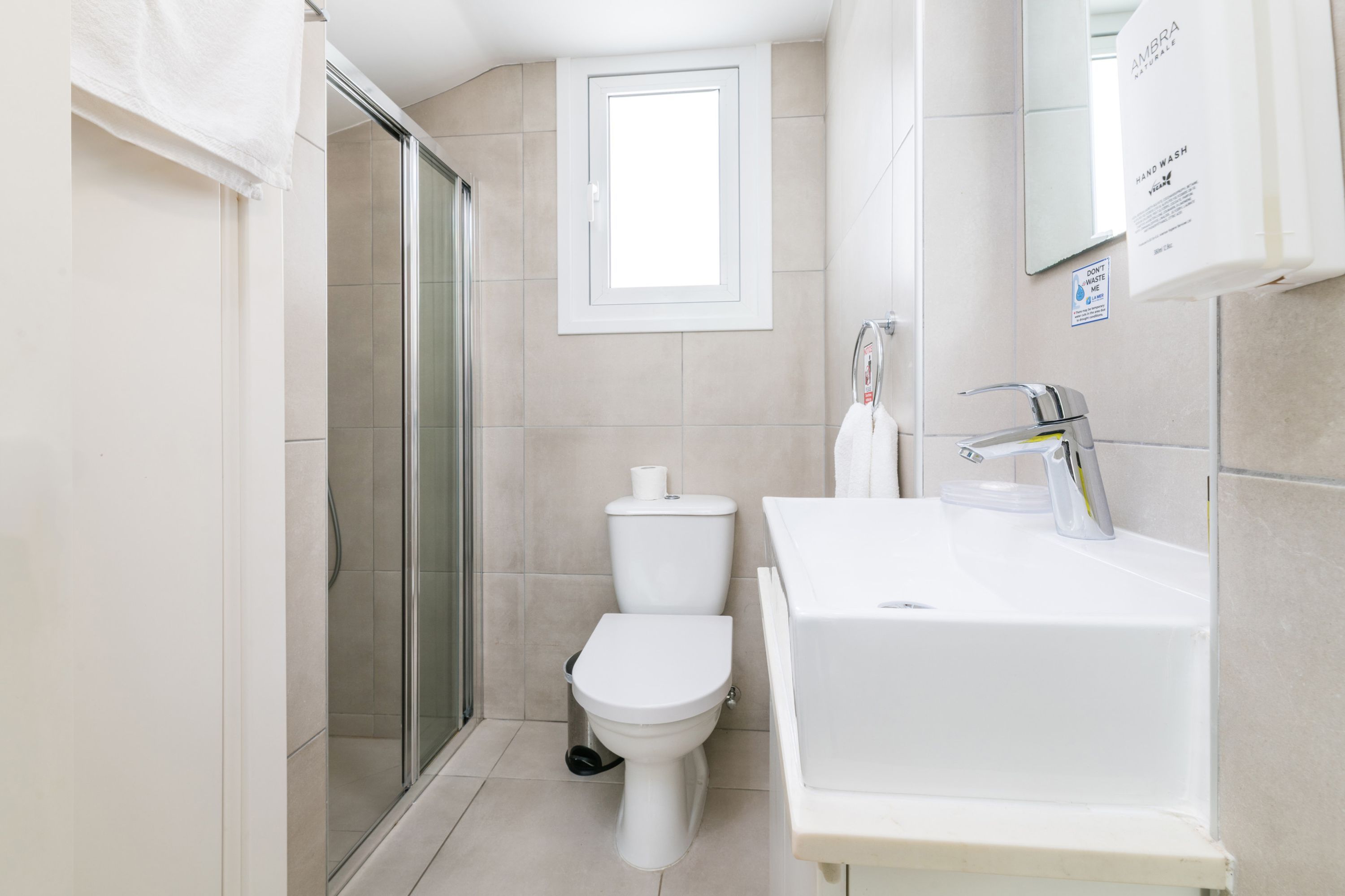 Ein modernes Badezimmer mit Dusche, Toilette und Waschbecken.