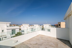 A rooftop terrace with a clear view of the sea and neighboring buildings. - Green Bay Villa 17 in Protaras (Paralimni)