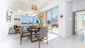 Un comedor moderno con una mesa grande, sillas y vistas al exterior.