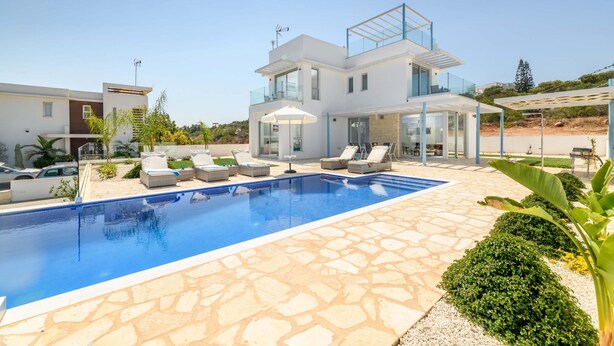 Eine moderne Villa mit Schwimmbad, Außenbereich und Wintergarten.