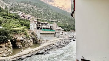 Deluxe kamer, balkon, uitzicht op bergen | Uitzicht vanaf balkon